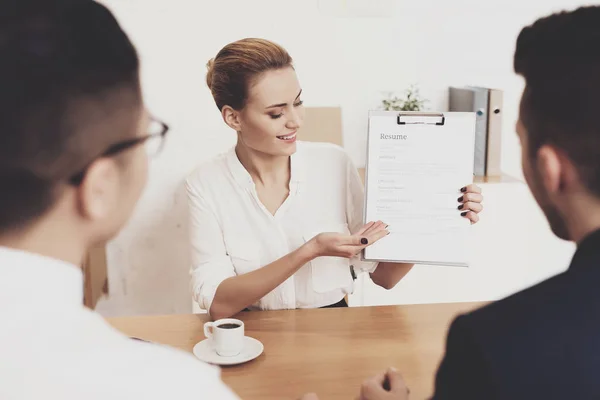 Director Woman Blouse Skirt Showing Resume Job Interview — Stock Photo, Image