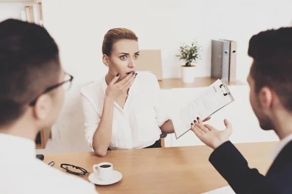 Directora Recursos Humanos Mujer Blusa Falda Haciendo Hincapié Entrevista Trabajo — Foto de Stock