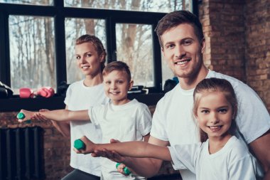 Babam ve annem dumbbells ile egzersiz yaparak çocuklara yardım