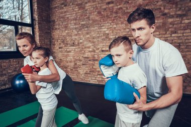 Baba ve anne çocuk spor salonunda boks eğitimi
