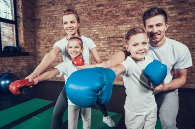 Baba ve anne çocuk spor salonunda boks eğitimi
