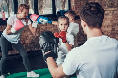 Baba ve anne çocuk spor salonunda boks eğitimi