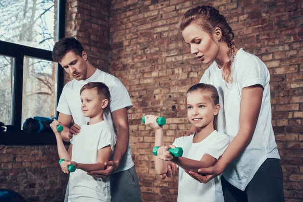 Father Mother Helping Children Doing Exercise Dumbbells — Stock Photo, Image