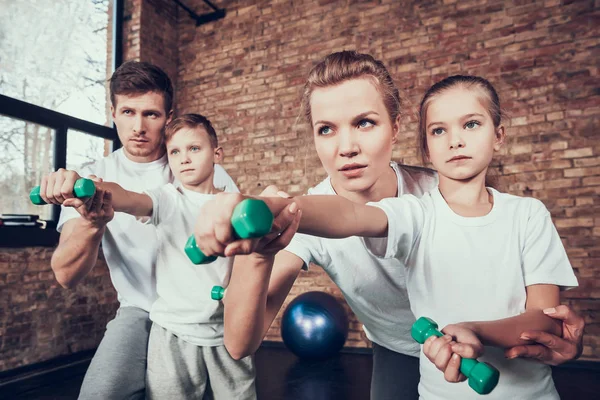 Pai Mãe Ajudando Crianças Fazendo Exercícios Com Halteres — Fotografia de Stock