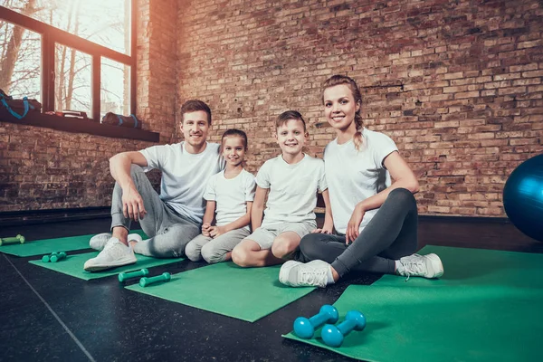Szczęśliwa Rodzina Siedzący Zielony Mat Treningu Siłowni — Zdjęcie stockowe