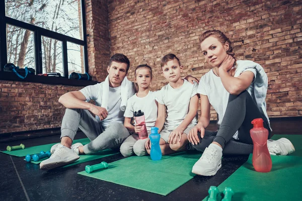 Happy Family Sitting Green Mats Bottles Water Training — Stock Photo, Image