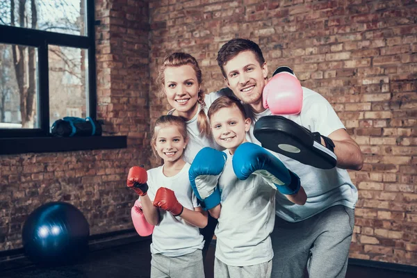 Mutlu aile sonrası eğitim spor salonunda boks eldivenleri poz