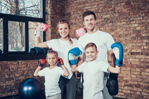 Familia Feliz Posando Guantes Boxeo Después Del Entrenamiento Gimnasio — Foto de Stock