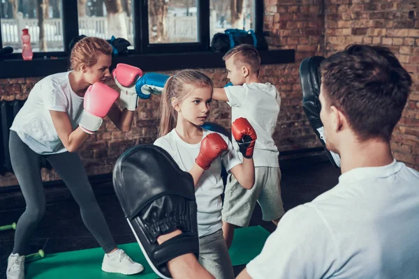 Baba ve anne çocuk spor salonunda boks eğitimi