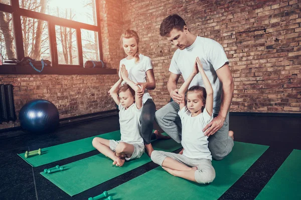 Father Mother Helping Children Practicing Yoga Gym — Stock Photo, Image