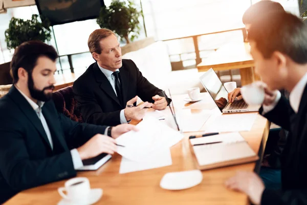 Geschäftsleute Treffen Sich Restaurant Und Diskutieren Punkte Dokumenten — Stockfoto