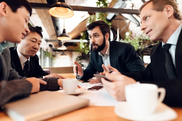 Hombre Usando Tableta Mientras Los Hombres Negocios Reúnen Restaurante — Foto de Stock