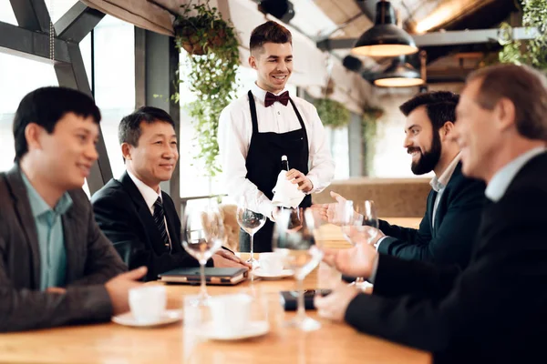 Ober Brengen Wijn Aan Tafel Ontmoeting Met Chinese Zakenlieden Restaurant — Stockfoto