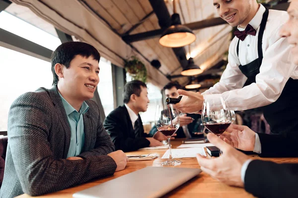 Ober Wijn Ontmoeting Met Chinese Zakenlieden Gieten — Stockfoto