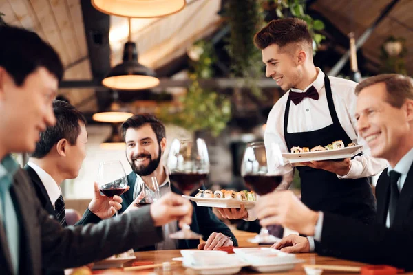 Homens Fazendo Brinde Reunião Com Empresários Chineses Restaurante — Fotografia de Stock