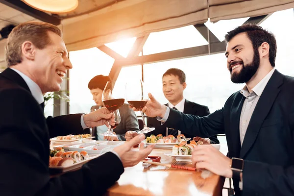 Mannen Drinken Van Wijn Ontmoeting Met Chinese Zakenlieden Restaurant — Stockfoto