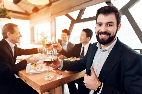 Man Poseren Met Glas Van Wijn Ontmoeting Met Chinese Zakenlieden — Stockfoto