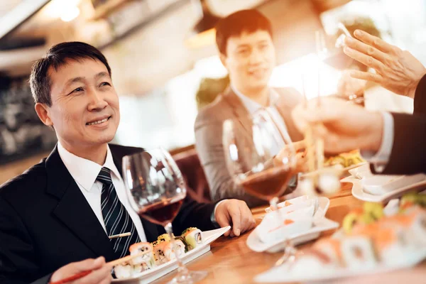 Mannen Eten Sushi Ontmoeting Met Chinese Zakenlieden Restaurant — Stockfoto