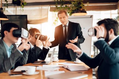 Sanal gerçeklik Office Çin işadamları ile toplantı kullanarak erkekler