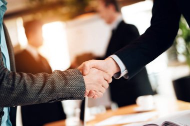 Erkek el sallayarak işadamları toplantı yakın çekim 