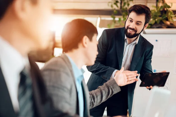 Hombres Negocios Reúnen Oficina Hombre Mostrando Tableta Los Socios Chinos — Foto de Stock