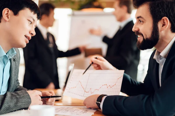 Hombres Negocios Reunidos Restaurante Discutiendo Puntos Documentos — Foto de Stock