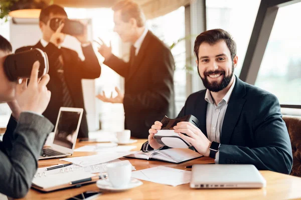 Mannen Met Behulp Van Virtuele Realiteit Ontmoeting Met Chinese Zakenlieden — Stockfoto