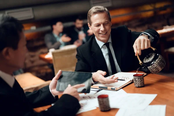 Mann Gießt Tee Bei Treffen Mit Chinesischen Geschäftsleuten Restaurant Ein — Stockfoto