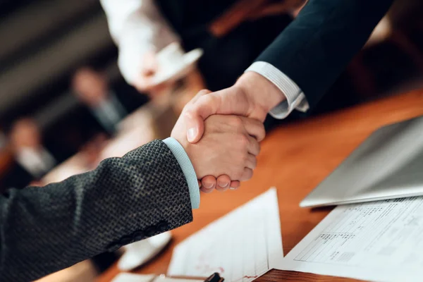 Nahaufnahme Von Männerhänden Beim Händeschütteln Auf Einem Unternehmertreffen — Stockfoto