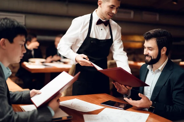 Zakenlieden Restaurant Bijeen Maken Hun Volgorde — Stockfoto