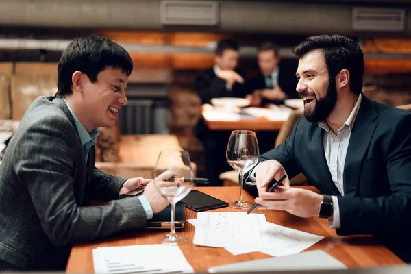 Hombre Mostrando Smartphone Reunión Con Empresarios Chinos Restaurante —  Fotos de Stock