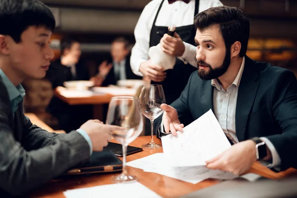 Camarero Trayendo Vino Mesa Reunión Con Empresarios Chinos Restaurante —  Fotos de Stock