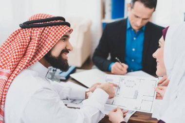 Arap çift mimari planı emlak ajansı gelecekteki evde eğitim