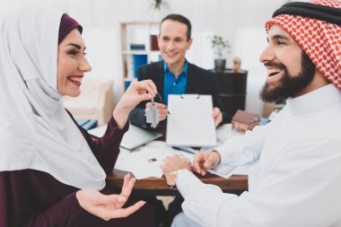 Arap çift Emlak, ev satın almak kavramı ofis satışında sözleşmenin imzalanması