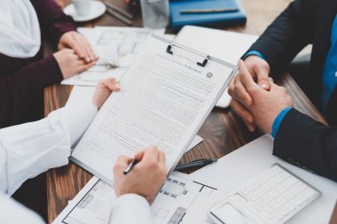 Emlakçı ofisinde satınalma ve satış anlaşmasına Müslüman birkaç yakın çekim