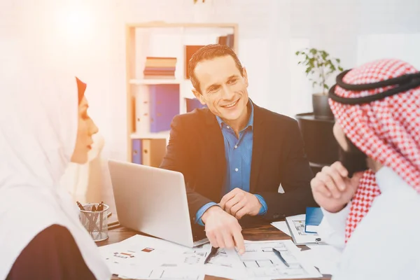 Makler Zeigt Baupläne Von Haus Für Arabisches Ehepaar Büro — Stockfoto