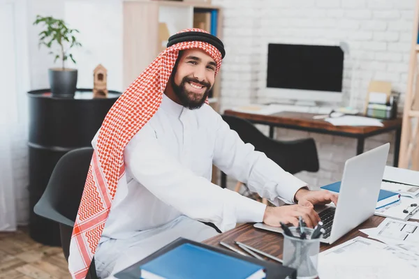 Zufriedener Arabischer Mann Kefiyeh Tippt Büro Auf Laptop — Stockfoto