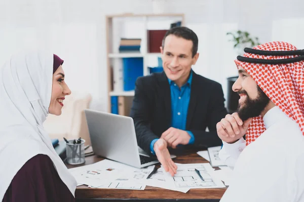 Makler Zeigt Baupläne Von Haus Für Arabisches Ehepaar Büro — Stockfoto