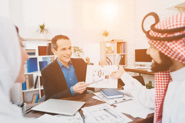 Makler Zeigt Hausplan Für Arabisches Paar Immobilienagentur — Stockfoto