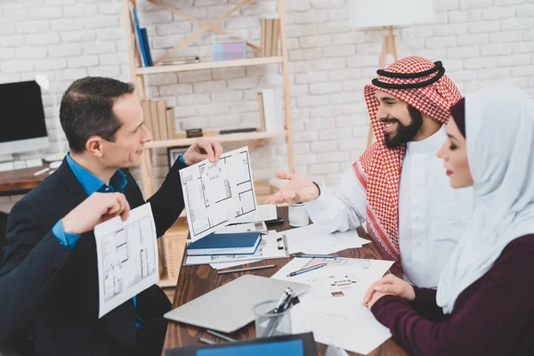 Junges Arabisches Paar Wählt Die Möglichkeit Zimmer Aus Vorgeschlagenen Plänen — Stockfoto