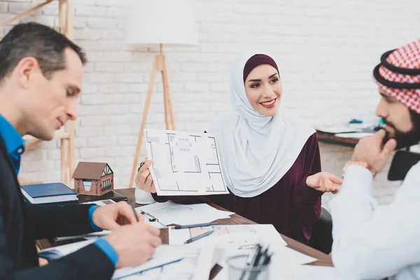 Arabische Vrouw Hijab Tonen Architectonische Plan Van Het Huis Voor — Stockfoto