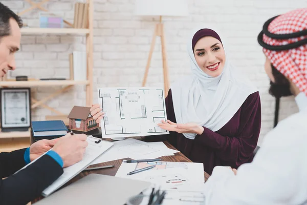 Araberin Hijab Zeigt Mann Immobilienagentur Den Bauplan Eines Hauses Kufiya — Stockfoto