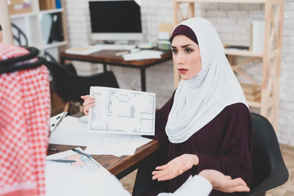 Araberin Hijab Zeigt Mann Immobilienagentur Den Bauplan Eines Hauses Kufiya — Stockfoto