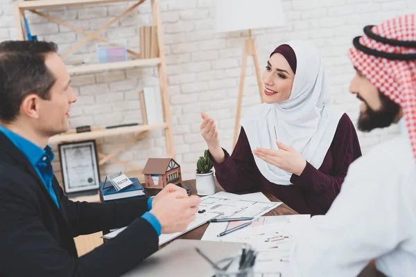 Mujer Árabe Hijab Comunicándose Con Agente Inmobiliario Agencia Inmobiliaria — Foto de Stock