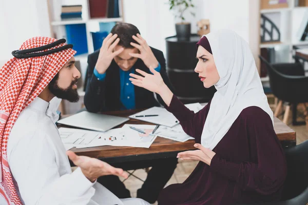 Muslimisches Paar Streitet Sich Büro Einer Immobilienagentur — Stockfoto