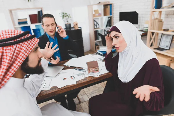 Muslimisches Paar Streitet Sich Büro Einer Immobilienagentur — Stockfoto