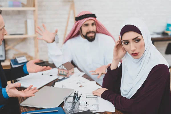 Muslimský Pár Hádání Zatímco Sedí Kanceláři Realitní Kancelář — Stock fotografie