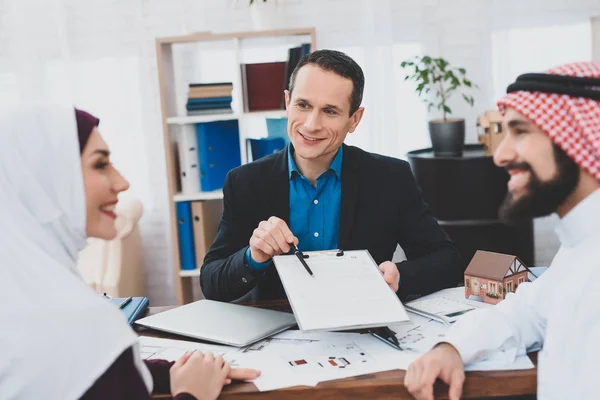 Pareja Árabe Firmando Contrato Venta Oficina Agente Inmobiliario Concepto Compra — Foto de Stock