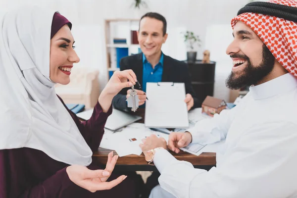 Arabisches Paar Unterzeichnet Kaufvertrag Büro Des Maklers Konzept Des Hauskaufs — Stockfoto