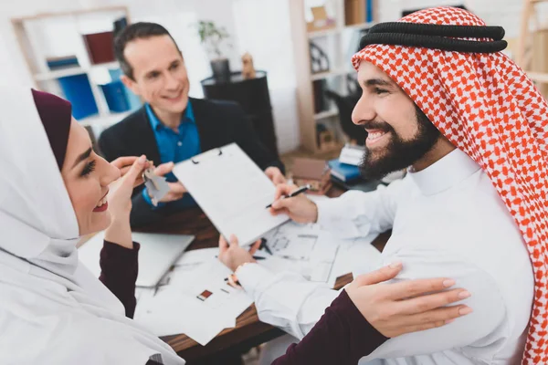 Arabisches Paar Unterzeichnet Kaufvertrag Büro Des Maklers Konzept Des Hauskaufs — Stockfoto